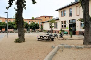 Das Ensemble der Sophie-Scholl-Schule wird um die Tümpelgarten-Schule (Backsteinbau) erweitert. Dort wird ab Sommer 2024 eine viergruppige Kita Einzug halten.